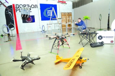 BEOGRADSKI DORĆOL OPKOLILI MODELARI: Trka dronova kao u "Ratovima zvezda"