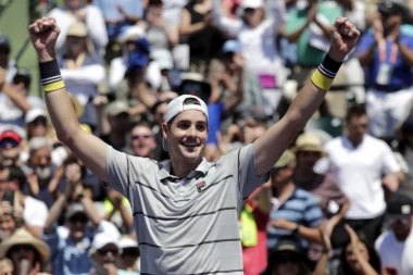 (VIDEO) AMERIKANAC SLOMIO ZVEREVA: Izner pokorio Majami!