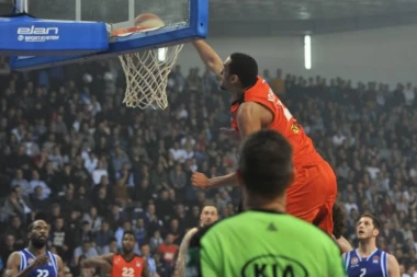 (VIDEO) MONSTRUOZNO: Pogledajte zakucavanje košarkaša Cedevite!