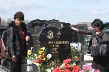 (FOTO) DA SRCE PREPUKNE: Tetke oplakuju Jelenu Marjanović na godišnjicu ubistva!