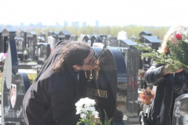 (FOTO) JEZIVO NA JELENINOM GROBU: Marjanović se podmuklo SMEJE dok joj porodica grca u suzama!