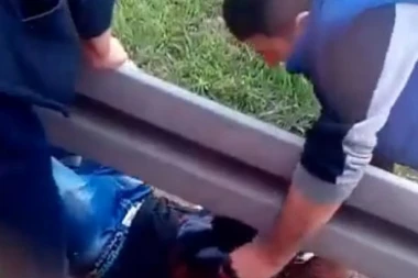 (VIDEO) KONTROLORI BUS PLUSA PREMLATILI MLADIĆA!