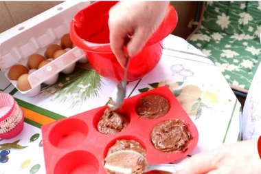 ČOKOLADNI LAVA KOLAČ: Najukusniji dezert od pet sastojka, gotov za 10 minuta