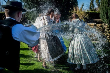 (FOTO) NEOBIČNI MAĐARSKI OBIČAJI: Ljudi se polivaju vodom pred Uskrs!