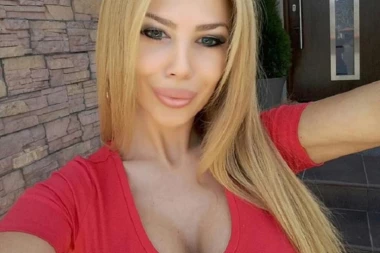 (FOTO) Čik je nemojte poslušati: BUGARSKA SEKS-BOMBA NA GRUDIMA NAPISALA PROGNOZU ZA JUVE-REAL!