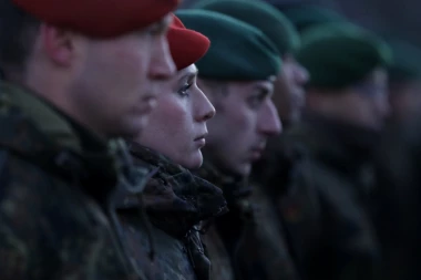 NEMCI SPREMAJU VOJNE UNIFORME ZA TRUDNICE?!