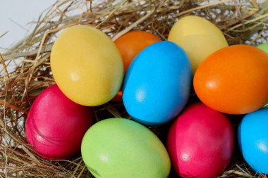 Posle ovoga se svaka boja perfektno prima: Evo kako da izbelite jaja pre farbanja (VIDEO)