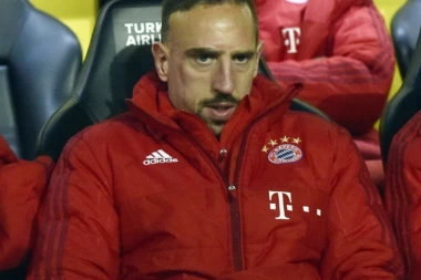 Riberi pojeo šniclu od 1.200 evra, pa poludeo: "Je*em vam majke, rođeni ste zbog probušenog kondoma"