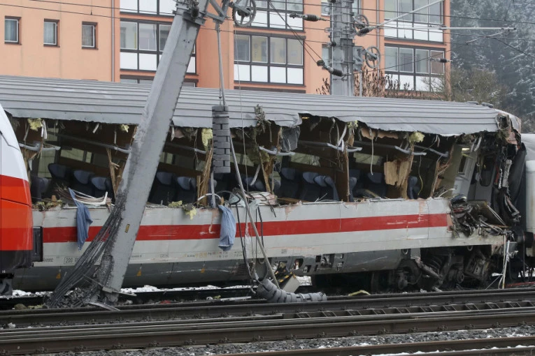 HOROR SCENA U NAPULJU: Sudarila se TRI voza!