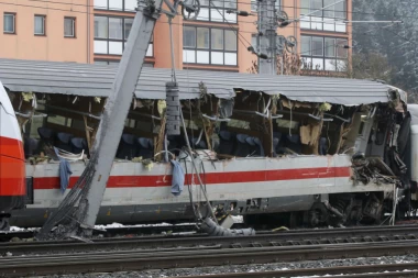 HOROR SCENA U NAPULJU: Sudarila se TRI voza!