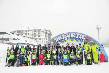 "MK GRUPA" OBEZBEDILA ZIMOVANJE DECI: Đaci sa Kosmeta uče da skijaju na Kopaoniku