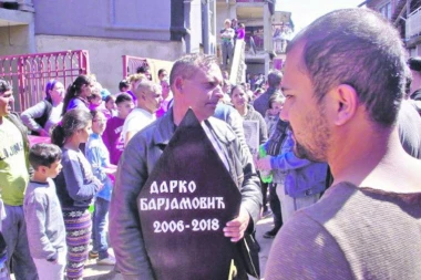 VIŠE HILJADA LJUDI PLAKALO ZA DARKOM: Sahranjen mališan koji je poginuo na groblju