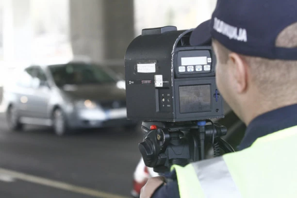 HRVATICA DIVLJALA NA AUTOPUTU! Vozila “Bentli” 185 na sat, kaznili je u Sremskoj Mitrovici