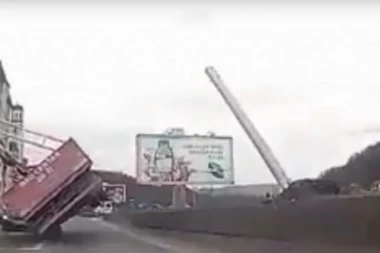 (VIDEO) KAMIONDŽIJA DIVLJA PO ZVORNIKU: Zaleteo se i srušio semafor usred grada