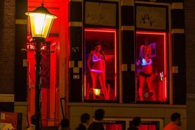 SKANDAL: NASTAVNICA VODILA BEOGRADSKE ĐAKE U GRAD DROGE I PROSTITUCIJE!