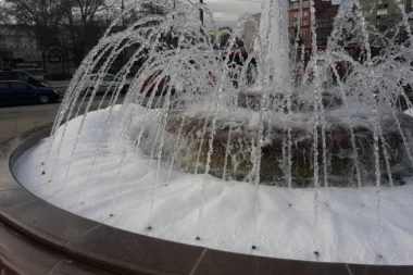 VANDALI NE ODUSTAJU: Sipali deterdžent u fontanu u Ruzveltovoj!