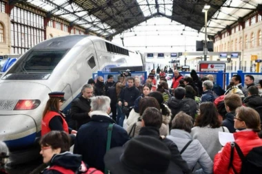 VOZOVI PARALISALI MILIONE FRANCUZA!