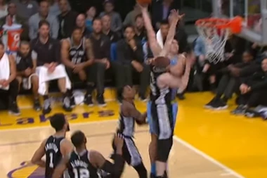 (VIDEO) Potez večeri u NBA ligi: Zakucavanje preko Bertransa