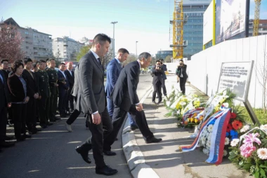 MALI POLOŽIO VENAC ŽRTVAMA BOMBARDOVANJA: Oni su rušili, MI SMO TI KOJI GRADIMO!