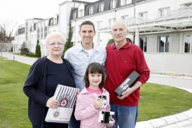 Osvojila stan pa upoznala svog heroja: Slika Miroslava odmah do porodične