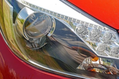 IZAZIVAJU UDESE: LED svetla opasna u saobraćaju?