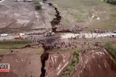 PUKLA ZEMLJA, OTVORILA SE VRATA PAKLA: Preko noći se pojavila stravična rupa!