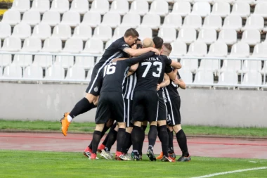 (VIDEO) "Večiti" raspoloženi pred derbi: PARTIZAN "PETARDIRAO" BORAC, ZVEZDA REŠILA DILEMU ZA 20 MINUTA!