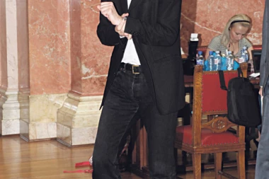 VOLI DA ŠEFUJE: Saša Radulović zaboravio da je najavio ostavku!