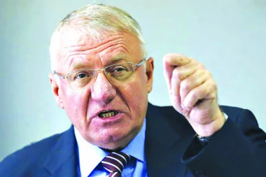 RAZBIO GA K'O BULDOŽER STRAĆARU! ŠEŠELJ: Ko glasa za Sergeja, glasa za narkomana!