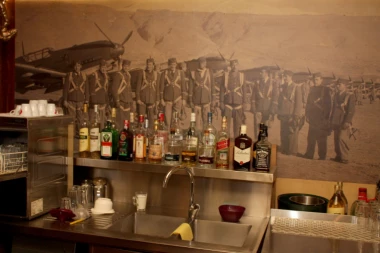 KAFANA U CENTRU BEOGRADA ČUVA USPOMENU NA PILOTE KRALJEVINE JUGOSLAVIJE