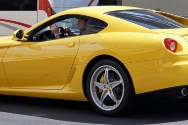 (VIDEO) HIT! Prodaje Ferarija na auto-pijaci