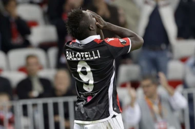 (FOTO) Baloteli očitao bukvicu Kanje Vestu: KAKVA TO SR*NJA PRIČAŠ?