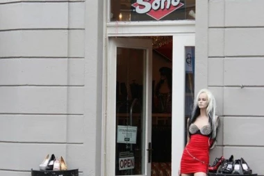 BIZARNO: Cela Evropa odlepila za BORDELIMA SA SILIKONSKIM LUTKAMA!