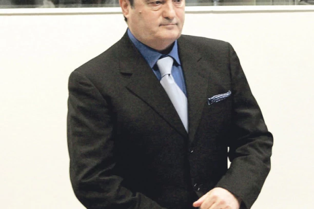 GENERAL NEBOJŠA PAVKOVIĆ PROCVETAO U ZATVORU U FINSKOJ! Oženio se po peti put! ČAK GLEDA I SERIJU "PORODICA"!