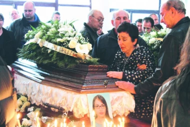 SAHRANA SESTARA U NIŠU: "Ne idite, deco, vratite se majci!"