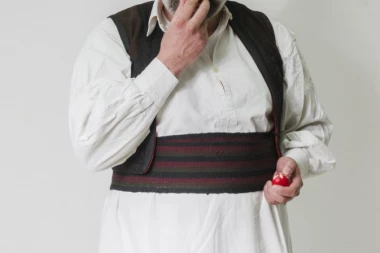 Miki zgrabio Mariju Anu za GRUDI!