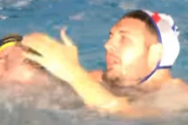 (VIDEO) HAOS U RIJECI: Crnogorac udario Bušlju, a Hrvat ga potom lovio po bazenu