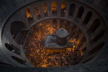 HILJADE VERNIKA U JERUSALIMU DOČEKALO SILAZAK BLAGODATNOG OGNJA