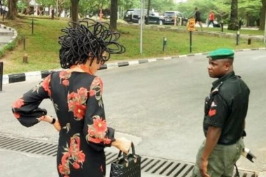 (FOTO) FRIZURU OVE DEVOJKE ŠTITI POLICIJA!