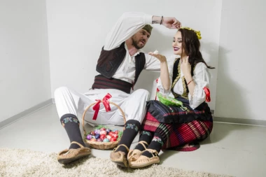 ZAJEDNO ZA PRAZNIK: Janjuš se tuca s Anom