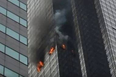 (VIDEO) PANIKA NA MENHETNU: Gori Trampov toranj, izbio požar na pedesetom spratu