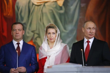 Putin u Sankt Peterburgu, Medvedev u Moskvi: Čelni ljudi Rusije prisustovali božićnim liturgijama