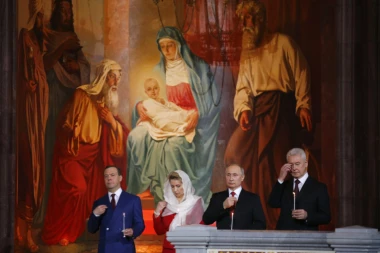 (VIDEO) VASKRŠNJA LITURGIJA U RUSIJI, PRISUSTVUJE I PUTIN