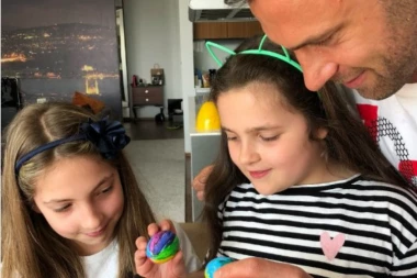 (VIDEO) VASKRS KOD KARLEUŠE: Ovako je MALA DIVA reagovala nakon poraza u tucanju jajima!