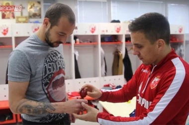 (VIDEO) Veselo u crveno-belom taboru: ZVEZDAŠI SE TAKMIČILI U TUCANJU JAJIMA!