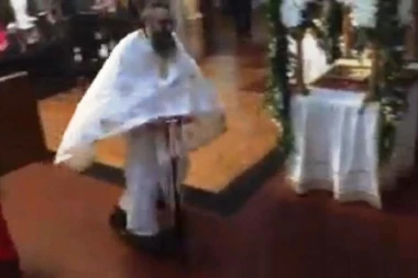 (VIDEO) Pop "opijen" religijom služi liturgiju na TROTINETU!