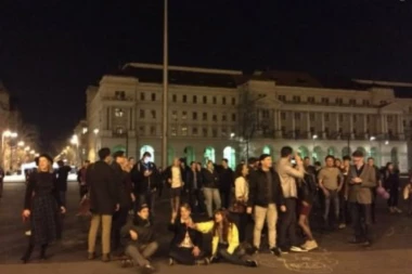 RUŠE ORBANA KAO VUČIĆA!