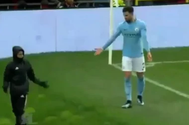 (VIDEO) Kajl Voker veće dete od dečaka koji skuplja lopte