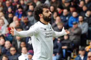 (FOTO) Uzoran i odan suprug: SALAH ODBIO PONUDU ZA SEKS PRSATE MANEKENKE!