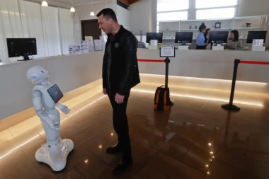 (FOTO) U Italiji oduševljeni robotom, u Škotskoj dobio "otkaz"!